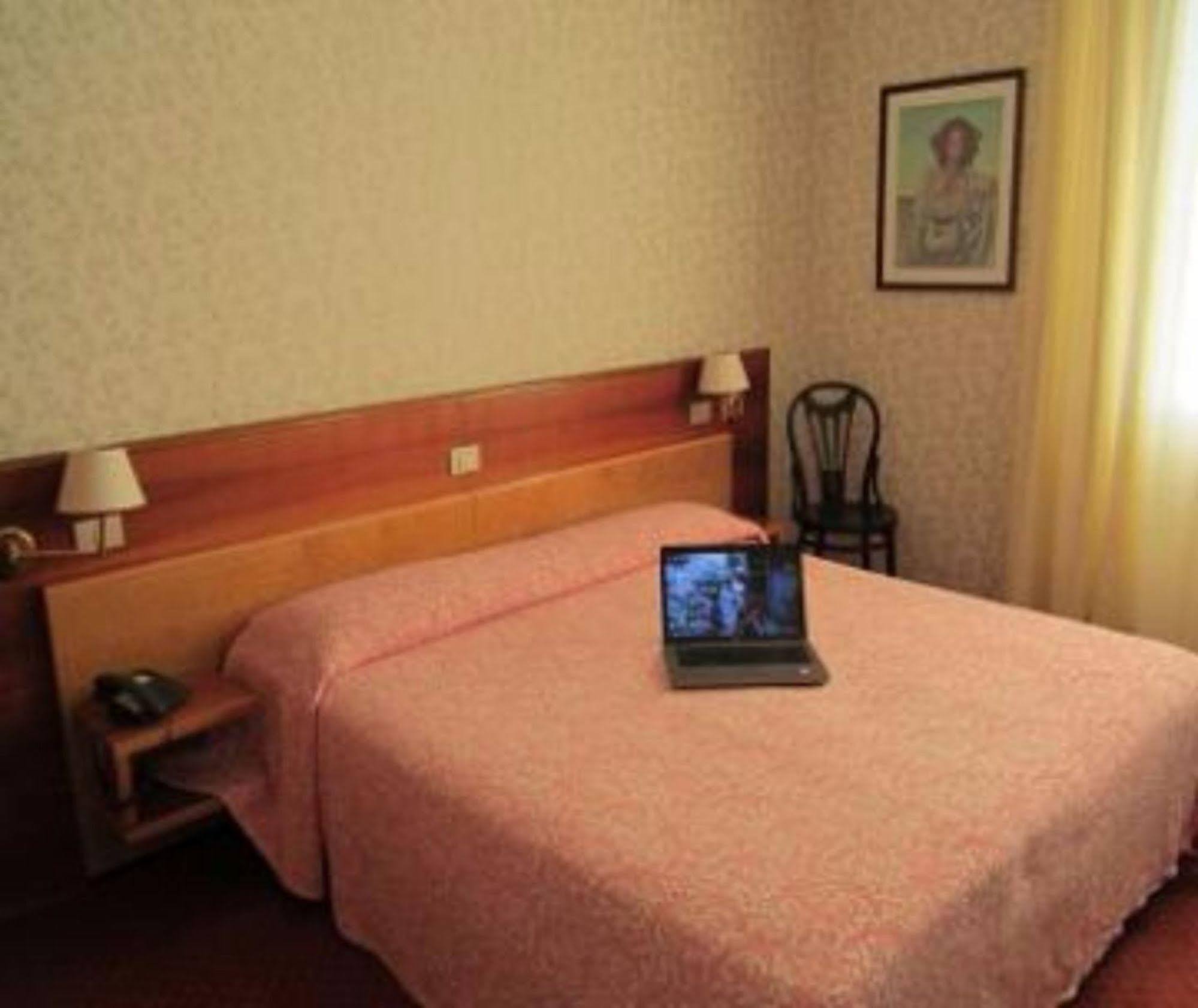 Hotel Donatello Modena Esterno foto